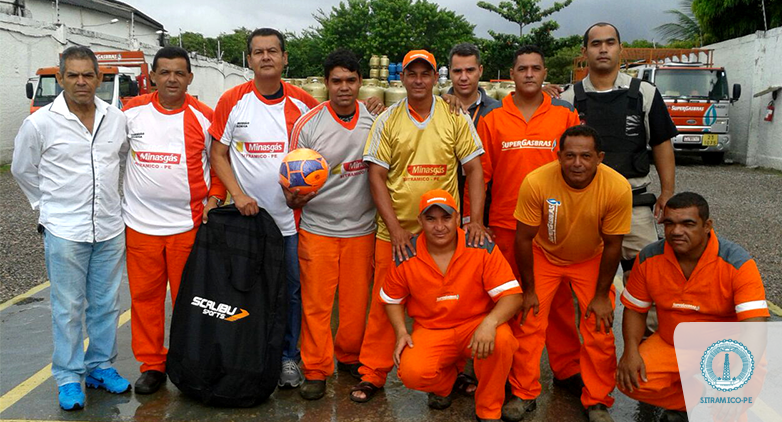 SITRAMICO entrega uniforme a empresa em Olinda